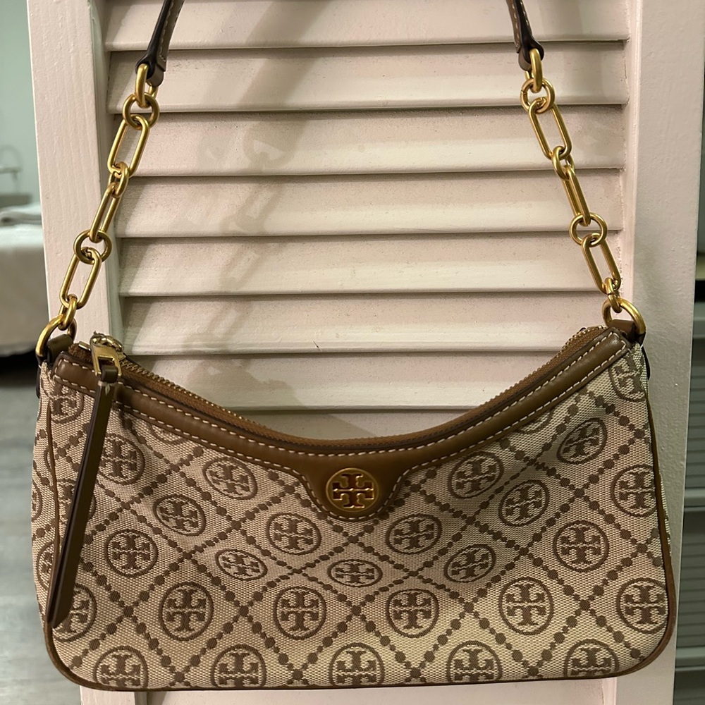 Tory Burch
T Monogram Studio Shoulder Bag